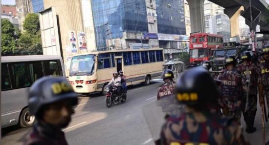 බංග්ලාදේශයේ ඩකා අගනුවර ආරක්ෂාව තර කෙරේ..